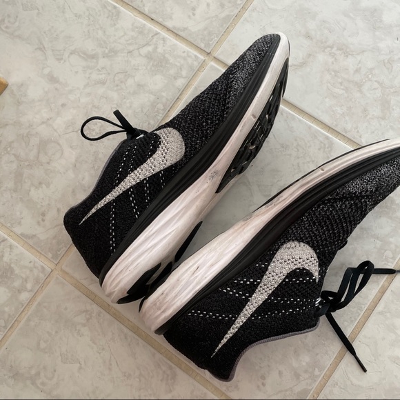 Men’s Nike Black & White Cloudflow Sneakers - Picture 8 of 13